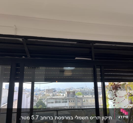 תריסים שחורים פתוחים למחצה בחלון זכוכית גדול